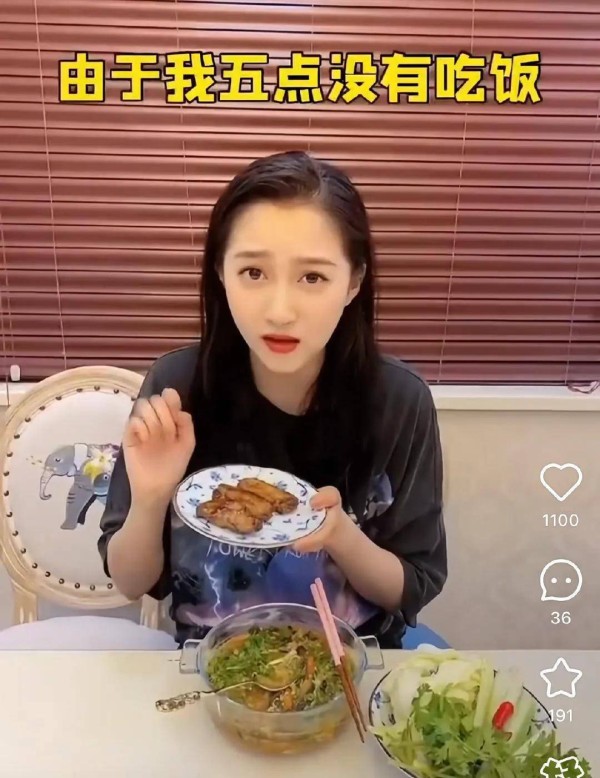 关晓彤路人镜头：小腹凸出屁股塌，被认成谢娜，看上去像40岁