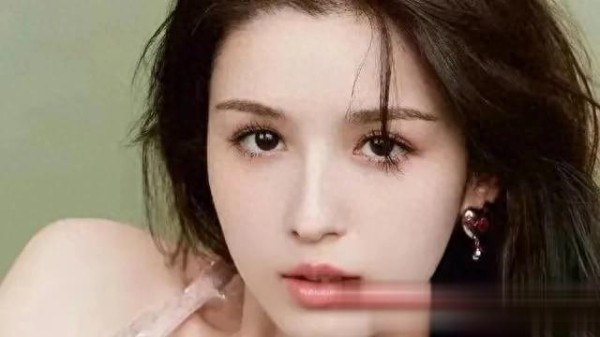 “娱乐圈新动态：哈妮克孜疑似恋情，引发广泛猜测”