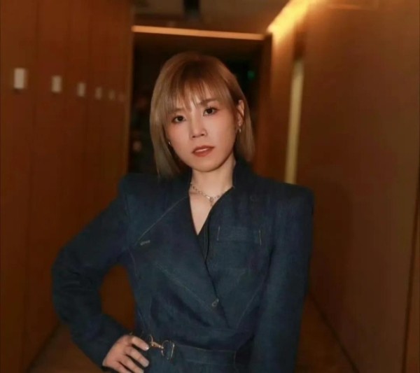 李佳薇时尚女性穿着深色西装在走廊中摆姿势照相