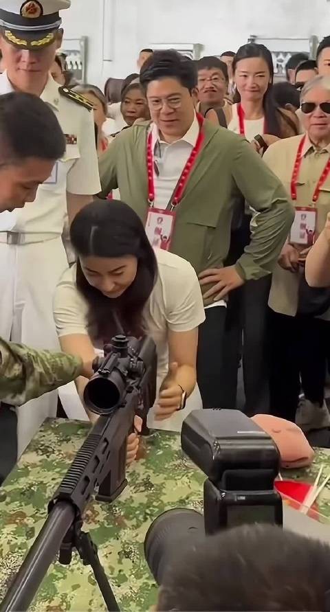 霍老爷子站在后面好可爱