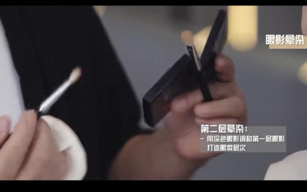 毛戈平明星化妆术：逆龄裸妆+骨相修饰全揭秘