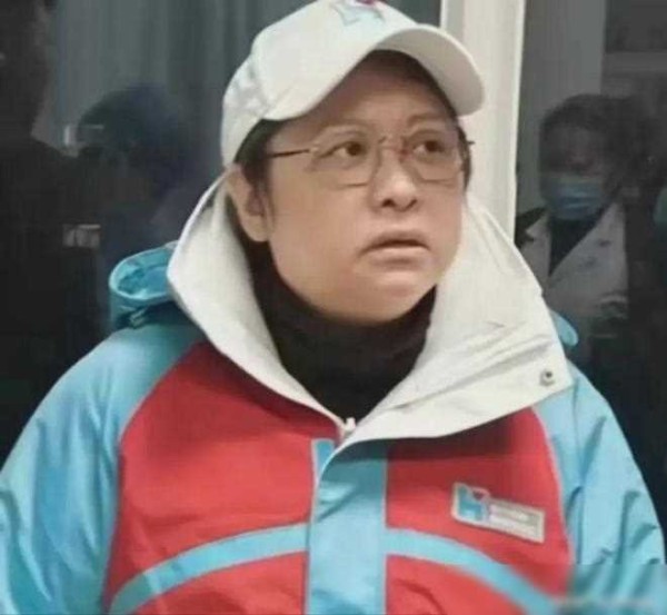 落影成林：在娱乐圈掀起轩然大波的一则消息，聚焦于韩红爱心基金会成功筹集6500万元善款。这无疑成为娱乐界的一大亮点，然而，却引发了对该基金会前景的疑虑。在这个善款数额庞大的新闻背后，是韩红多年来在慈善事业中默默奉献的故事。
韩红，一位藏族血统的歌手，慈善之路源于她奶奶的言传身教。从2008年的汶川地震开始，她便投身扶贫济困的事业，创办了慈善基金会，不惧疫情、火灾、水灾、地震等灾害，一直默默关注并贡...