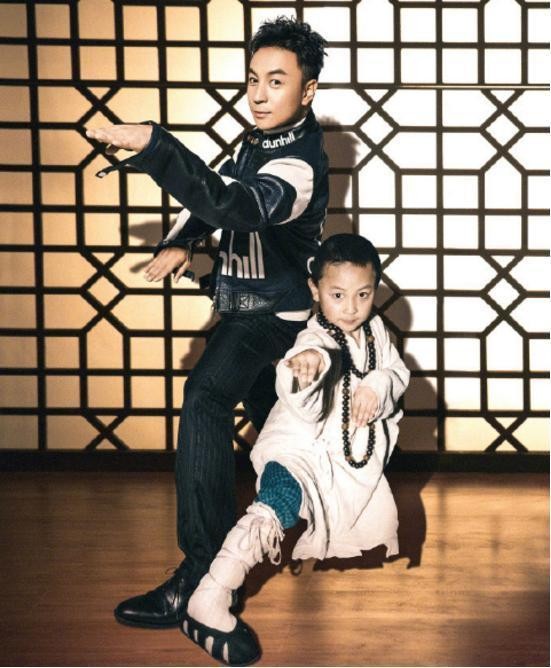 当明星和自己童年合影，小李子和小时候像父子，释小龙最特别