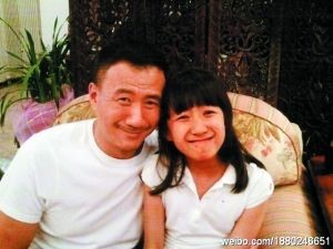 胡军与女儿合影庆六一,两人表情似足十成十。