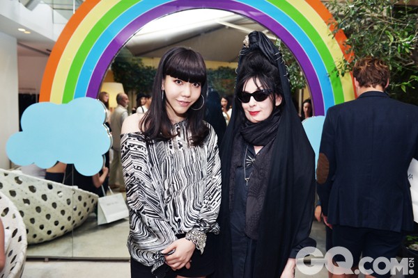 其实不仅是Diane Pernet， 吴莫愁在此次盛会上另类的造型风格备受时尚博主、达人、设计师等好评，同时她的独具特色的时尚态度和风格也赢得在场各行业精英的关注。作为本次中国唯一受 邀九零后艺人，吴莫愁表示能够代表中国参与如此具有时尚感和艺术氛围的年度盛会而倍感荣幸。希望真正将属于九零后的“东方美”展现给国际舞台，让更多的人 了解中国的艺术和文化。