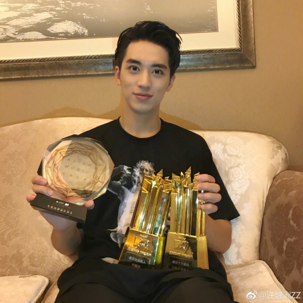 许魏洲获封年度新人KING 一年狂揽9个新人奖