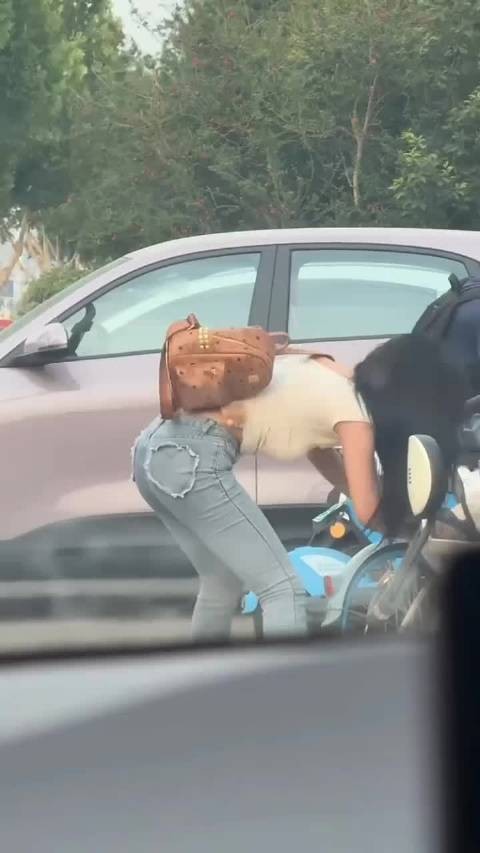 要不要上去帮忙拿个包！