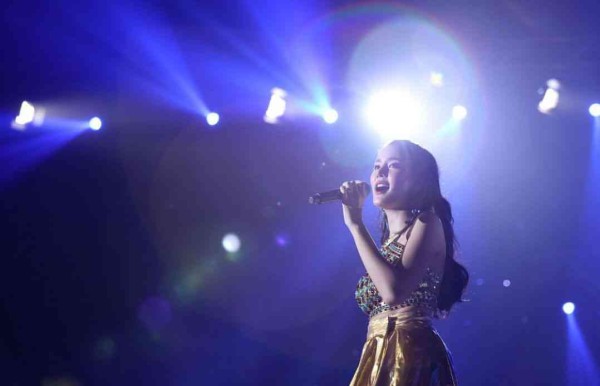 掌握变脸绝技的歌唱少女：探索她的音乐与舞台魅力