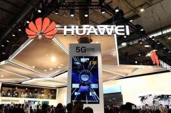 掌握变脸绝技的歌唱少女：探索她的音乐与舞台魅力