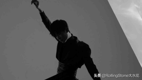掌握变脸绝技的歌唱少女：探索她的音乐与舞台魅力