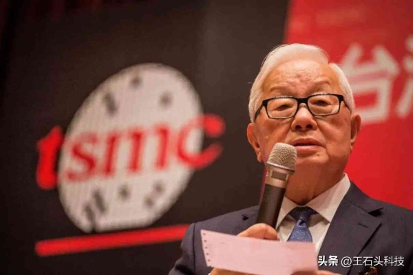 掌握变脸绝技的歌唱少女：探索她的音乐与舞台魅力