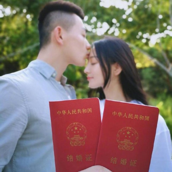 张馨予宣布结婚众明星祝福，每条都回复礼数周到，何洁的话成亮点