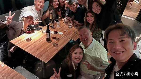 25岁女星邓凯文与72岁曾志伟合影引热议，姿势尴尬暧昧被批