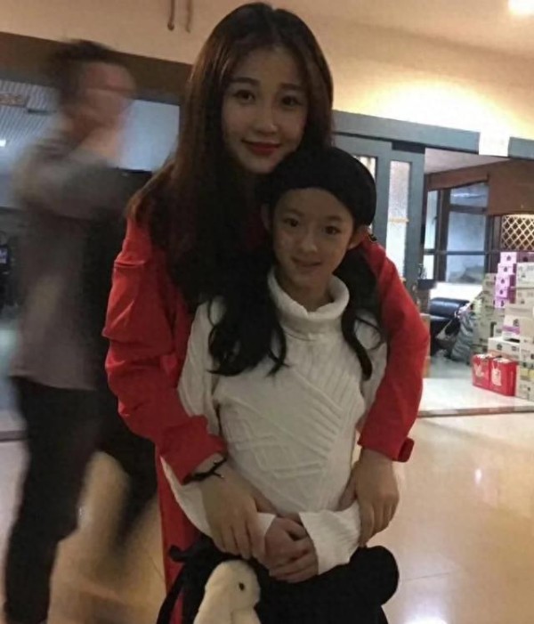 虞书欣合照事件为何引发连锁反应？明星公关危机解析