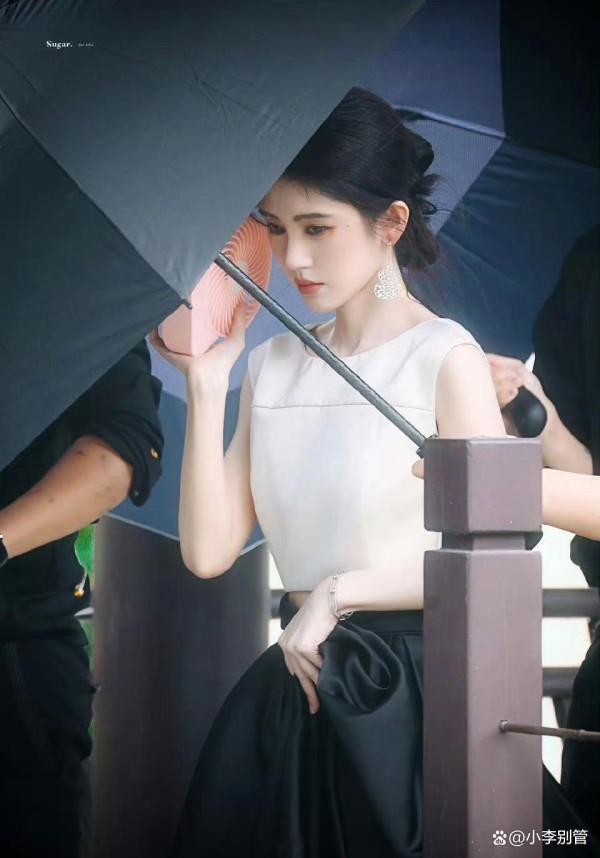 鞠婧祎加盟大雷团队，开启事业新篇章