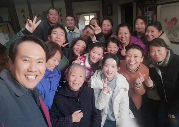 赵丽颖新剧杀青，合照演员纷纷夸赞！知道她好，可也看到了现实