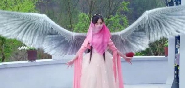 影视剧中带“翅膀”的女明星，李一桐黑色翅膀，哪一个最好看？