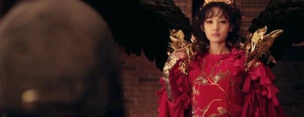 影视剧中带“翅膀”的女明星，李一桐黑色翅膀，哪一个最好看？