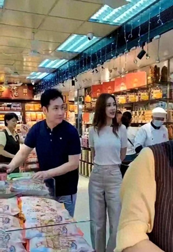 她凭啥生图爆火？澳门素颜街拍引热议，真实美获赞