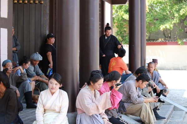 剧组停摆，群演哭了！14万人抢饭吃，影视圈凉透了？