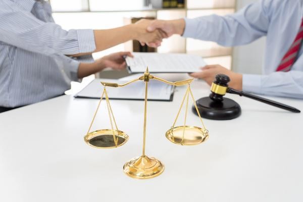 曼联球员年薪合同争议：法律剖析与未来走向 图1