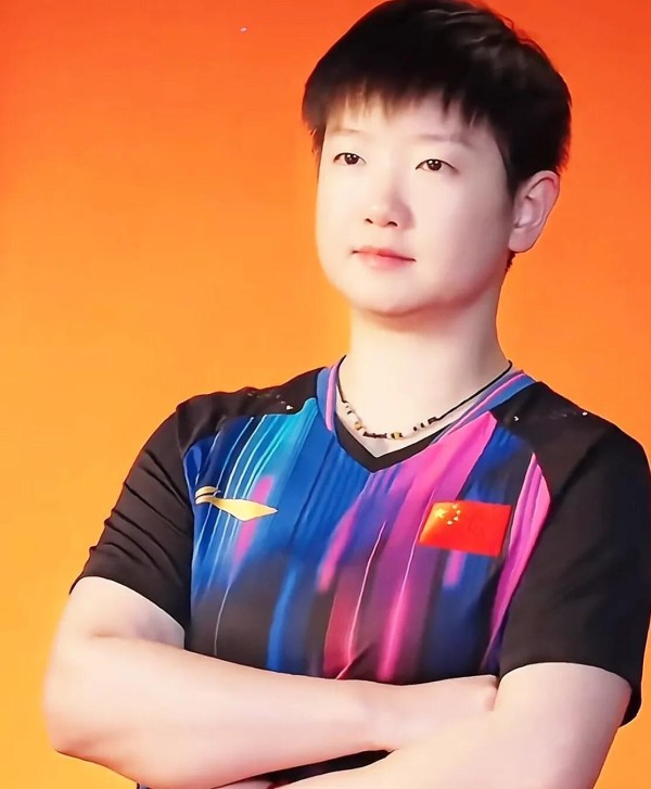 凌晨两点半的训练馆，孙颖莎对着镜子练习反手快撕动作