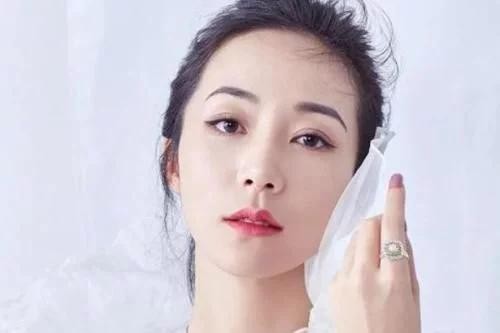 家教超严的4位明星，一位35年没睡过懒觉，一位犯错全家排着队打