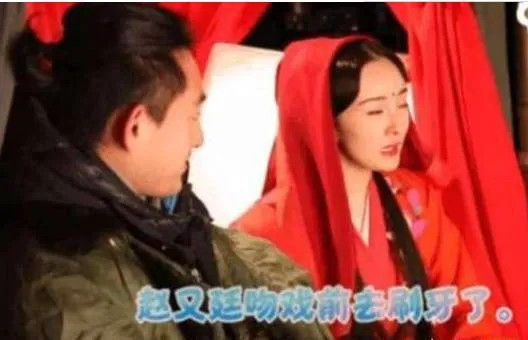 明星看自己演的吻戏的反应 拍吻戏时，明星们都是怎样的反应？快来揭晓一下