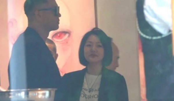 小S罕见现身，二女儿画展亮相，容颜愈显憔悴消瘦
