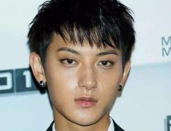男星脸部大特写：李易峰暴露缺点，千玺有胡渣，杨洋无可挑剔！