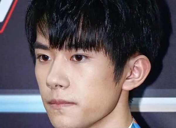 男星脸部大特写：李易峰暴露缺点，千玺有胡渣，杨洋无可挑剔！