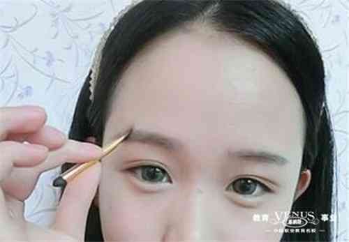 妆容技巧与灵感语录：全方位解答美妆疑惑与流行趋势