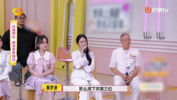 被金莎的日常作息表惊到，晚上22:00睡觉会用香薰花精，早上10:30起床…