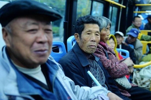 65岁大爷坦言：退出同事群、亲戚圈和同学群后，我晚年一切安好