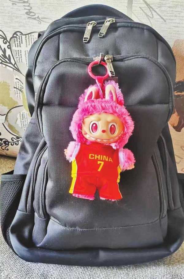 女孩自制女篮版Labubu萌翻了