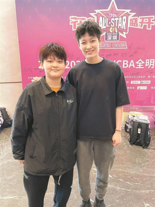 女孩自制女篮版Labubu萌翻了 粉丝创意应援
