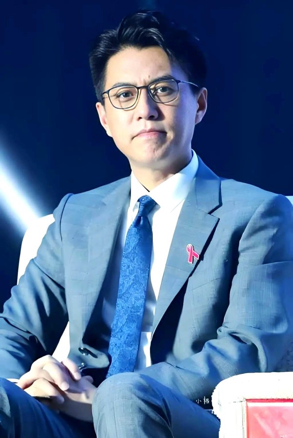 靳东：从荧屏到公益的全方位践行者