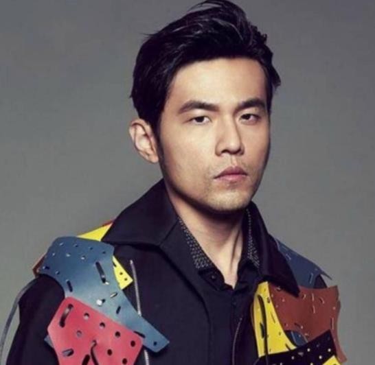 明星在成名前都是做什么的？刘德华是理发师，而他却在上厕所