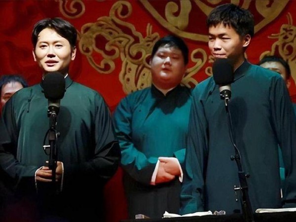 栾云平飞回北京，徒弟李筱奎机场迎接，因穿着，被调侃比师父老气