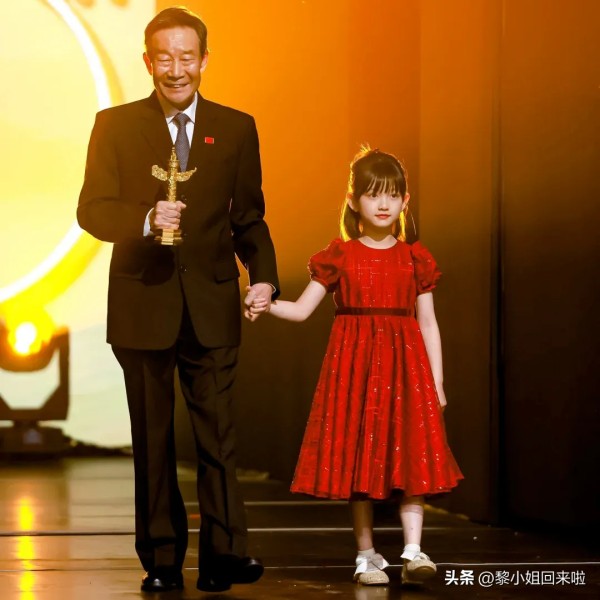黎小姐回来啦：这一幕流量明星看了都得惭愧脸红！
70岁的老人牵着7岁的小女孩，李雪健牵的不是一个小孩，他牵着的是新一代的希望。
 
华表奖这一幕直接给我看哭了，70岁的老艺术家李雪健牵着7岁的小演员李珞桉出场，小女孩美丽又大方，她和老戏骨对戏丝毫不逊色。李雪健牵着的是我们未来的希望啊，你说那些没演技的流量明星能不惭愧吗。
老艺术家牵起小演员的手，传承的不只是戏，更是艺德。流量时代最缺这种无声的教科...
