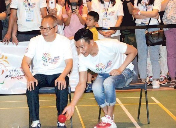 明星慈善都是噱头? 刘德华现身香港残奥日开幕典礼, 表情多多