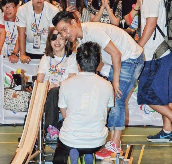 明星慈善都是噱头? 刘德华现身香港残奥日开幕典礼, 表情多多