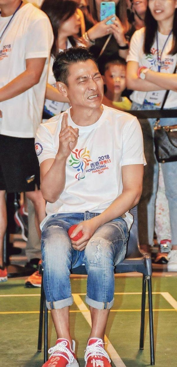 明星慈善都是噱头? 刘德华现身香港残奥日开幕典礼, 表情多多