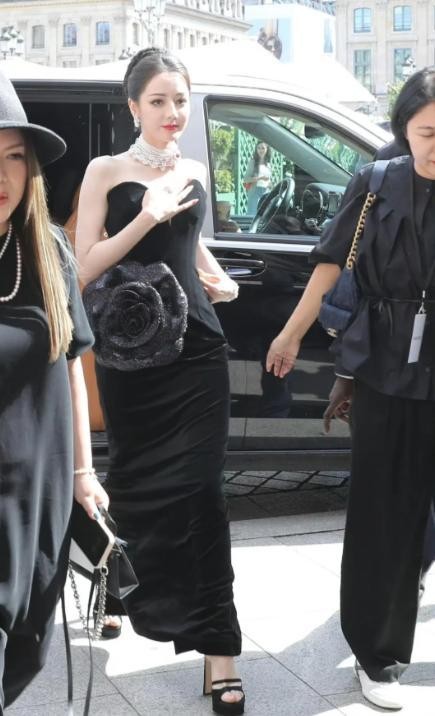 迪丽热巴巴黎出图 红毯女王惊艳亮相