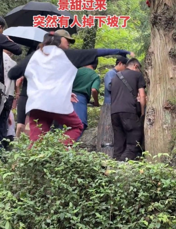景甜在湘西拍戏遇一工作人员不慎摔下坡，迅速上前关心并提醒大家注意安全