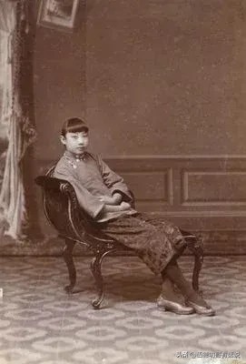 伍德叨哥有话说：#叨哥有话说# 都知道张爱玲在天津生活过，其实电影明星胡蝶作为中国早期电影史上最具影响力的女演员之一，她与天津的关联主要源于其家庭背景与童年经历鲜少人知。

家庭背景与天津渊源
胡蝶的父亲胡少贡为北宁铁路局高级职员。北宁铁路（北平至辽宁）是当时华北重要的交通干线，天津作为铁路枢纽城市，聚集了大量铁路系统职工家庭。胡少贡因工作调动，携家人迁居天津，胡蝶的童年（约1915年前后）在此度...