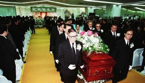 香港乐坛教父，弟子全是大明星，因酗酒导致癌症复发，57岁去世