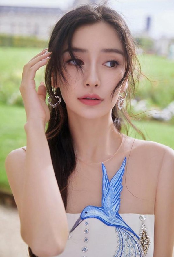 Angelababy大波浪红唇出席巴黎时装周 时尚救赎之旅
