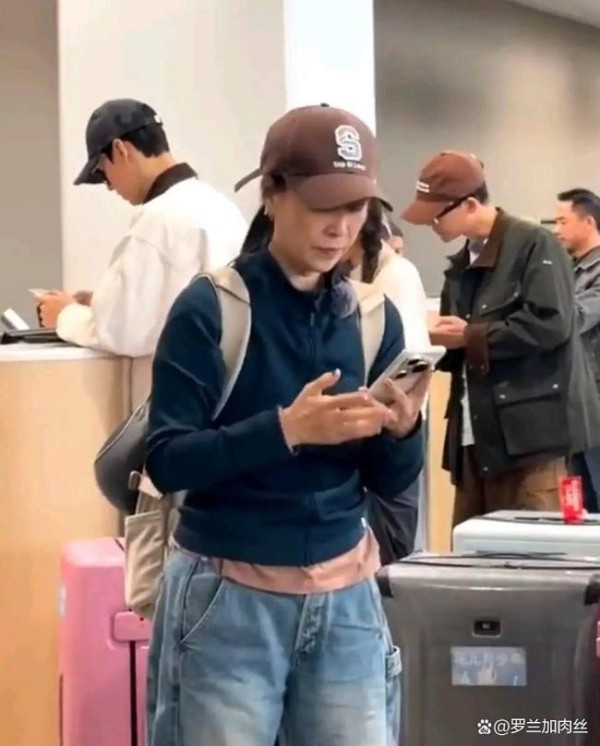 龚俊花少7埃及到达路透 明星阵容温馨启程