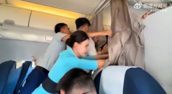 私生饭硬闯飞机舱内追星，乘客无奈：我真要报警了！律师解读：严重可拘留